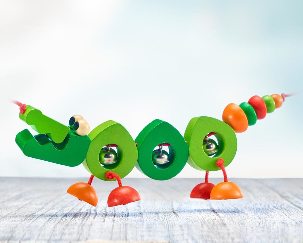 Kinderwagenkette Krokodil mit Gloeckchen aus Holz von Selecta