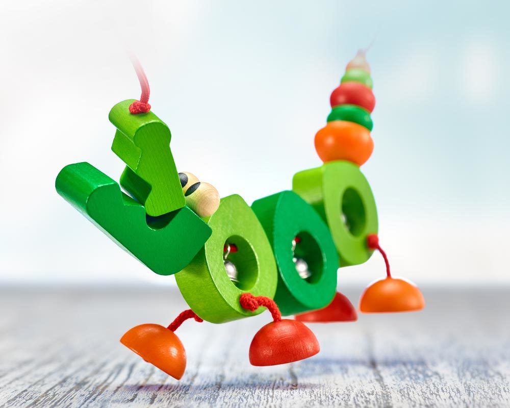 Kinderwagenkette Krokodil mit Gloeckchen aus Holz von Selecta