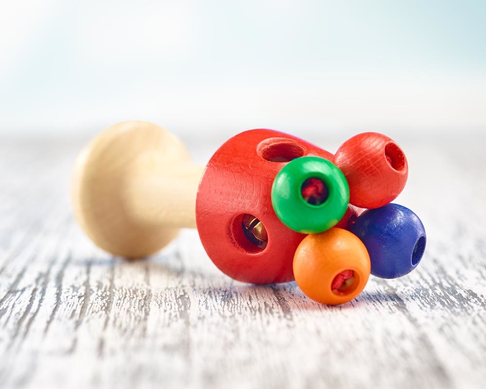 Stielgreifling Babyrassel mit Kugeln aus Holz