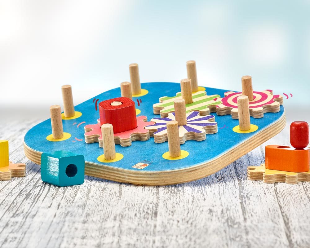 Formensteckspiel mit Zahnrädern und Kurbel aus Holz