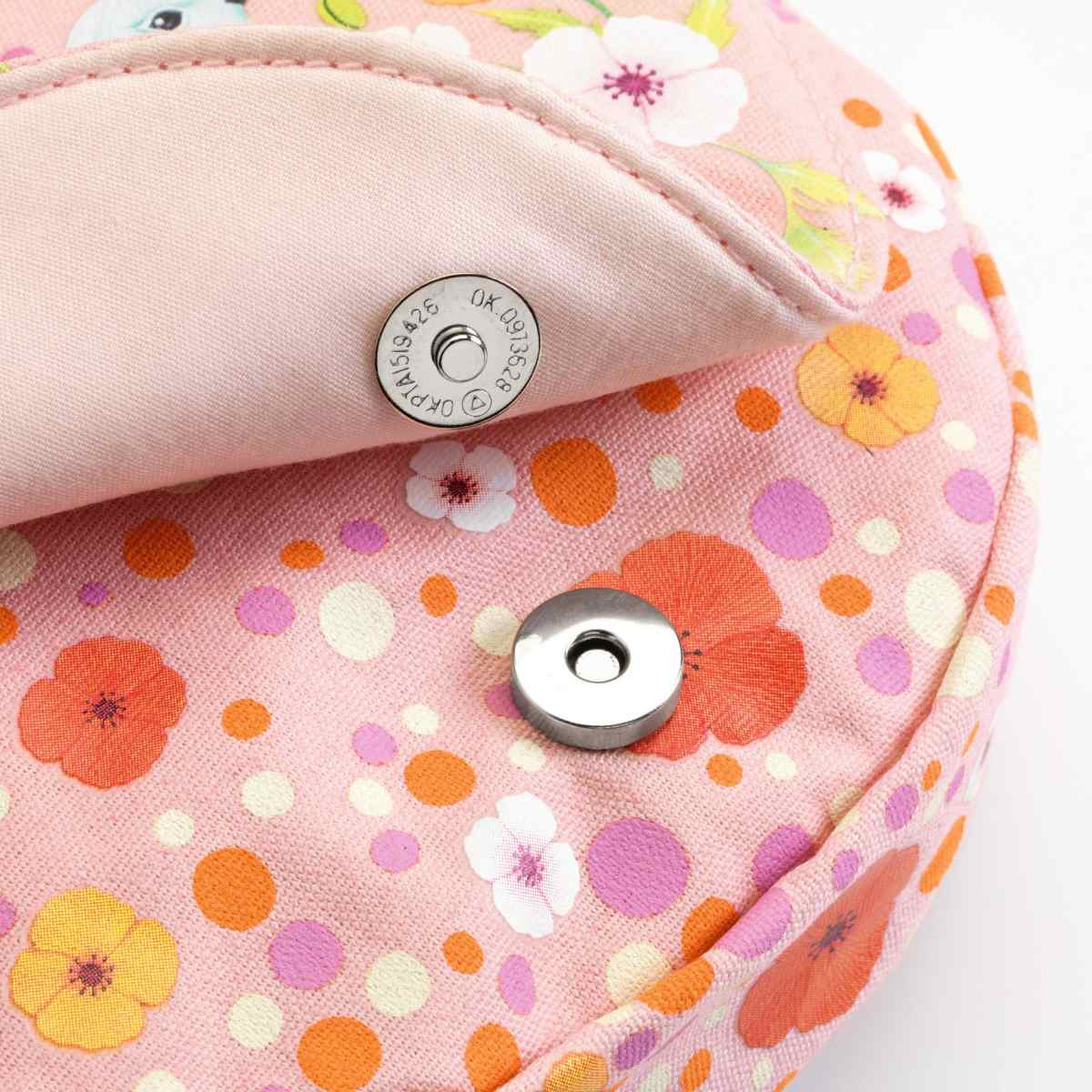 Handtasche mit Telefon Armbanduhr und Lippenstift