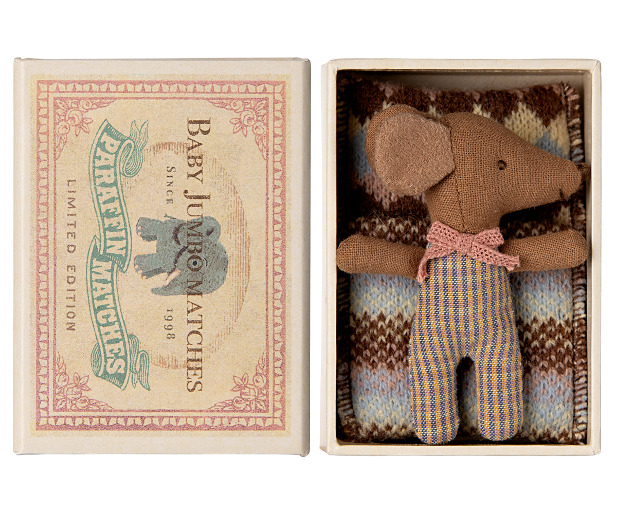 Baby Maus mit Schlafsack in Streichholzschachtel Maileg