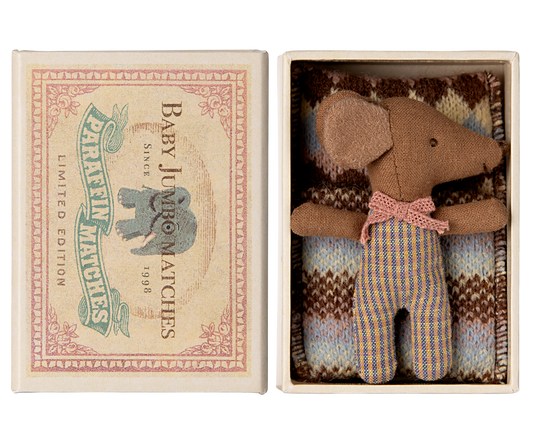 Baby Maus mit Schlafsack in Streichholzschachtel Maileg