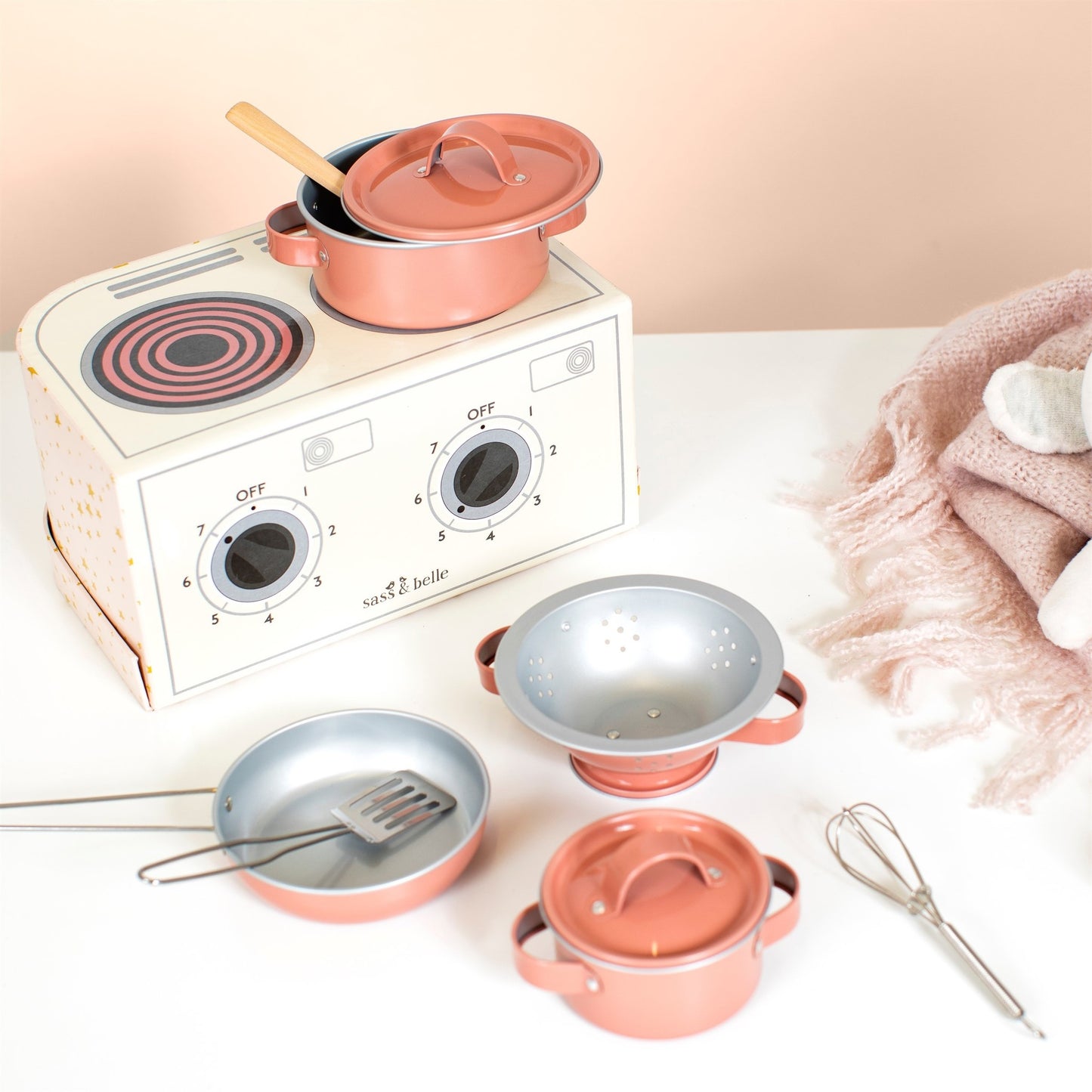 Küchenbox mit Töpfen Pfanne Sieb und Kochlöffeln rosa